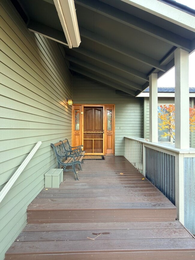 Building Photo - SEASONAL FURNISHED SHORT TERM RENTAL Offer...