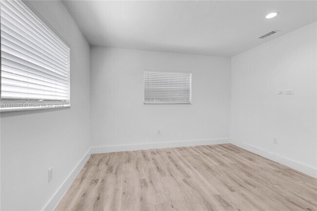 Building Photo - 2512 NE 182nd Terrace