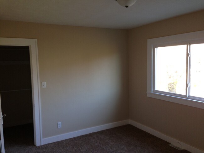 Foto del edificio - 821 Diamond Ave NE