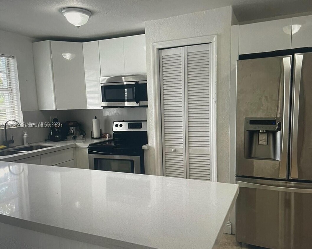 Foto del edificio - 744 NW 80th St