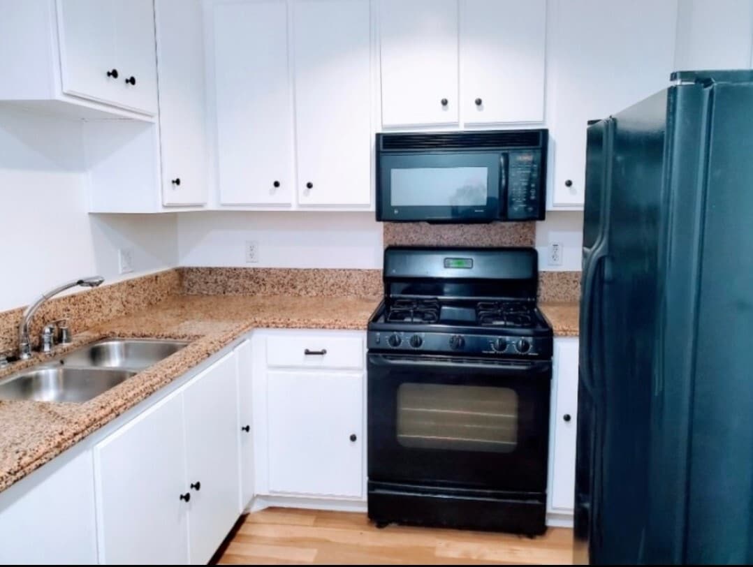 Kitchen - 160 S Hudson Ave