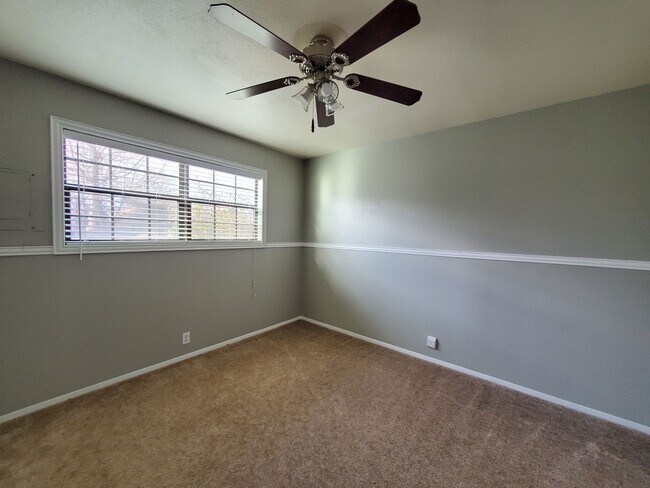 Building Photo - Cute 3 Bedroom 1 Bath with a fenced back y...