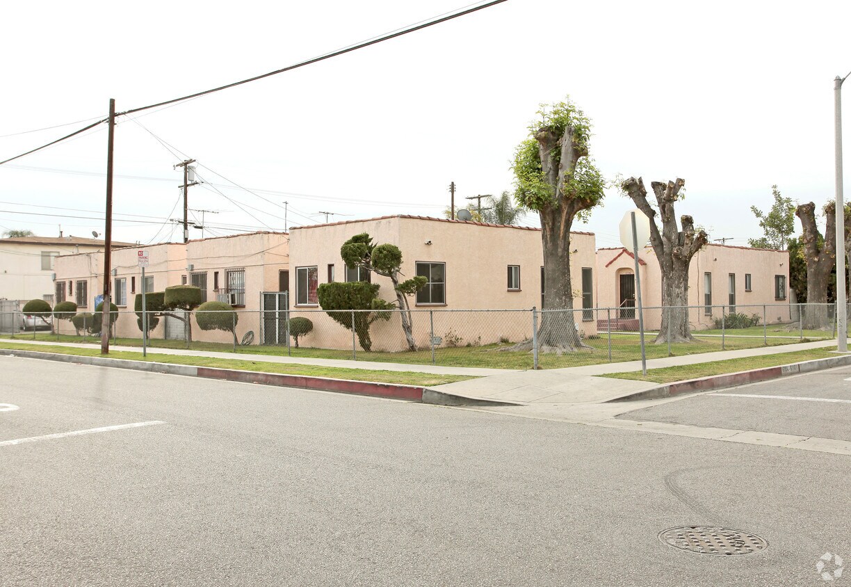 Foto del edificio - 6104-6110 Mayflower Ave