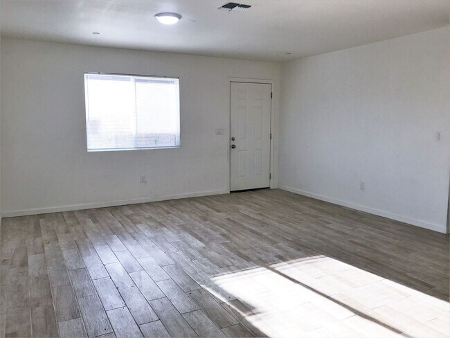 Foto del edificio - Duplex with Solar!!