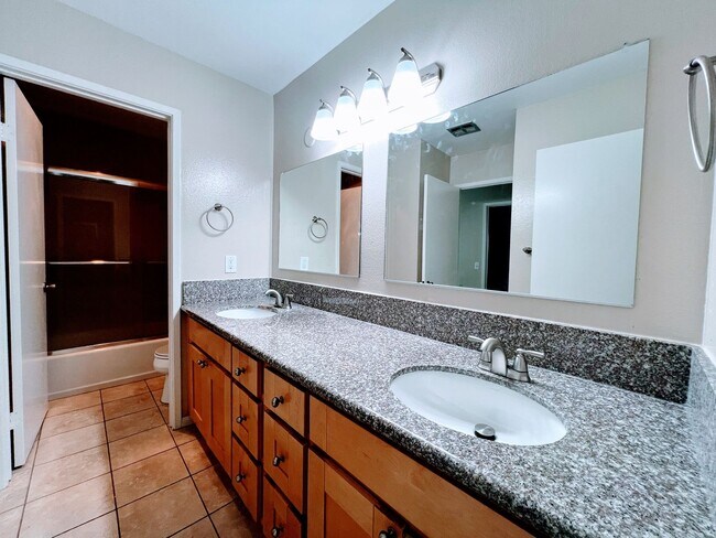Building Photo - 3 Bedroom 1.5 Bath Condo in University Cit...