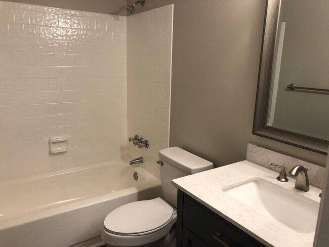 Foto del edificio - Charming 2BR Condo with Granite Countertops, Pool Access & Included Lawn Care