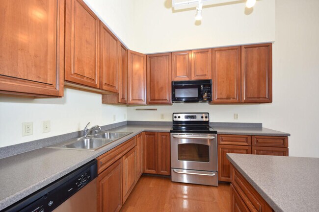 Building Photo - 705 Village Green Way