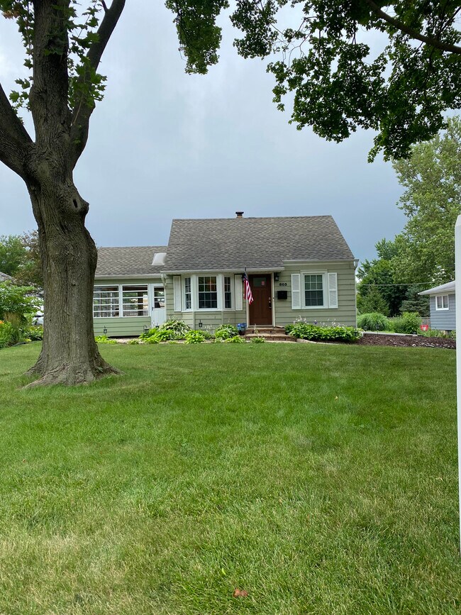 front - 805 Pershing Ave