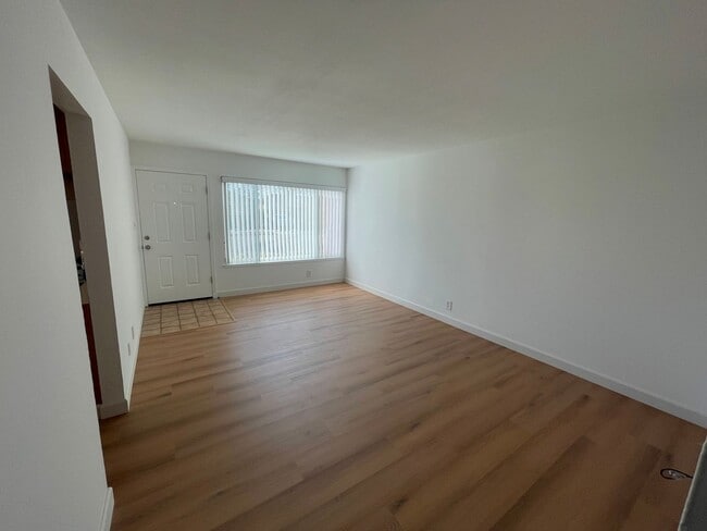 Building Photo - 2109-2111 Willester Ave