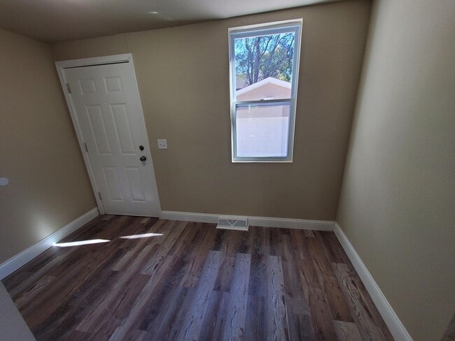 Foto del edificio - Updated 2 bedroom 2 bathroom with 2 Stall ...
