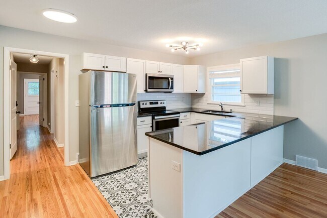 Building Photo - Lavrusik Properties 4316/4318 York Ave S