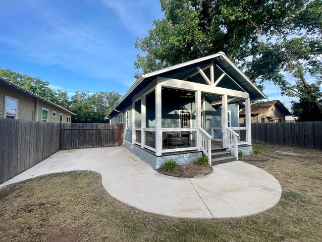 Parte trasera de la casa - 417 S Washington Ave