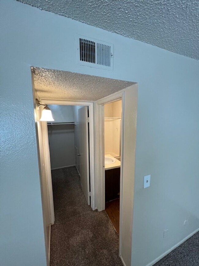 Foto del edificio - Studio and Bath, 500 sqft with washer/drye...
