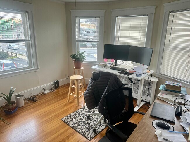 Building Photo - 1139 Beacon St
