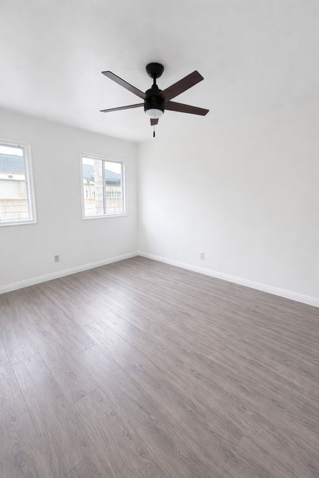 Building Photo - 617 E 109th St