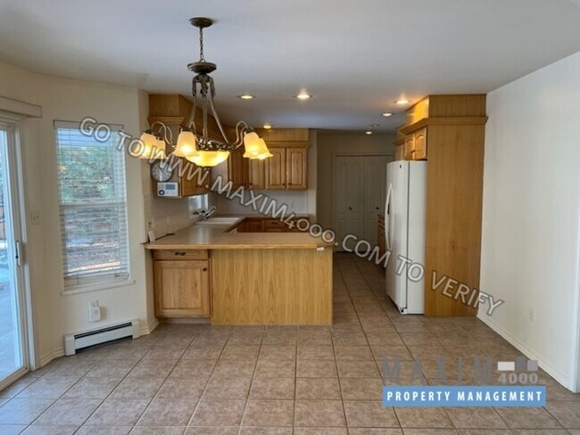 Building Photo - 2812 GRAND VIEW DRIVE - FANTASTIC 3-BEDROOM