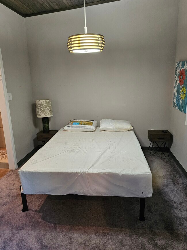Bedroom w/ queen bed - 1237 County Road 3420