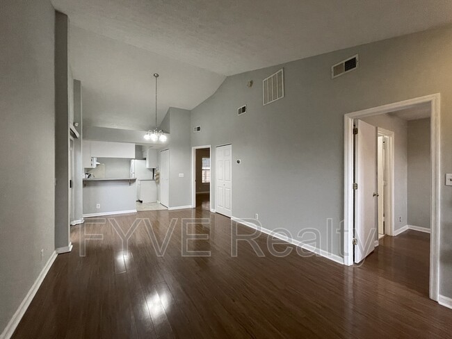 Foto del edificio - 211 White Oak Ct