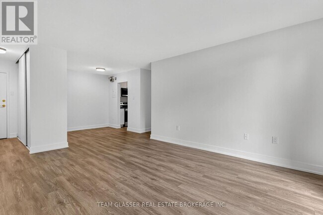 Photo du bâtiment - 735 Wonderland Rd S