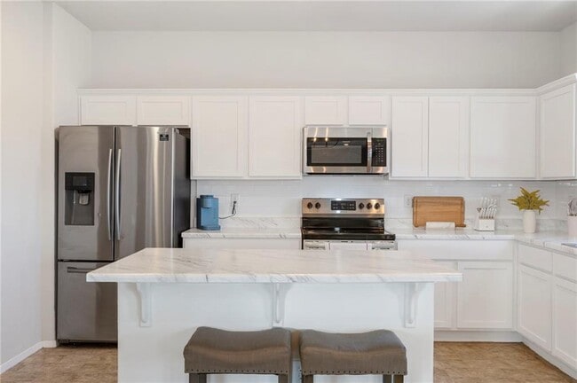 Building Photo - 990 Macy Ln