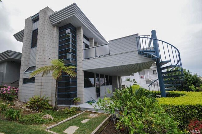 Building Photo - Custome Built Home With Ocean Views