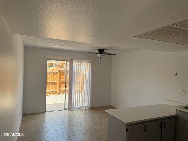 Foto del edificio - 5318 W Turney Ave