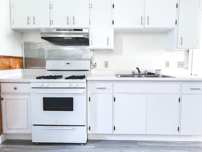 Kitchen - 124 Teddy Ave