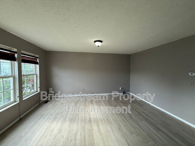 Foto del edificio - 381 Sherman Dr