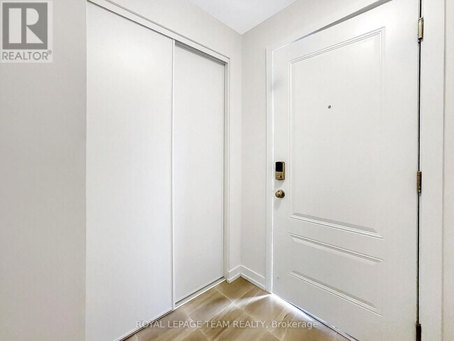 Building Photo - 505 Celestine Private