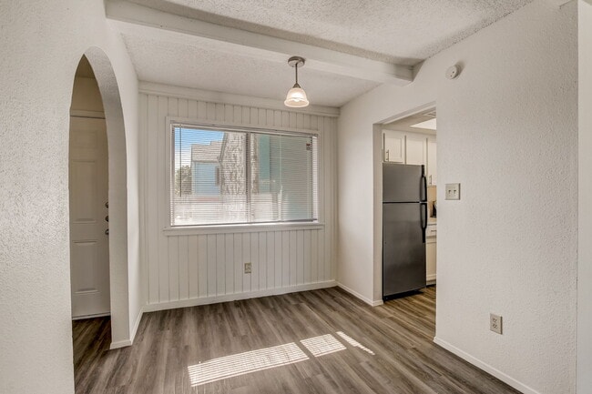 Building Photo - The Oaks Apartments