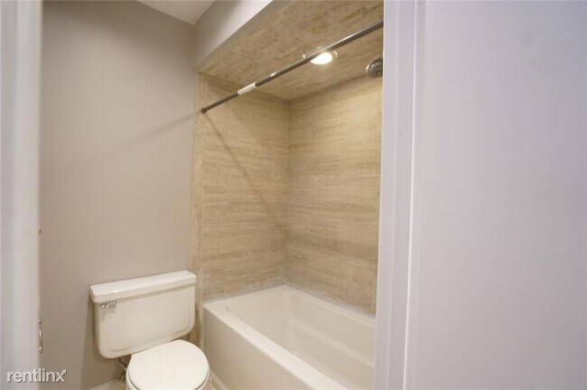 Building Photo - 3 br, 3 bath Townhome - 211 N Park Dr
