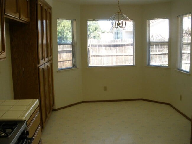 Building Photo - 700 Rambleton Dr