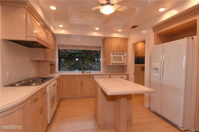 Foto del edificio - 321 Rocky Point Rd