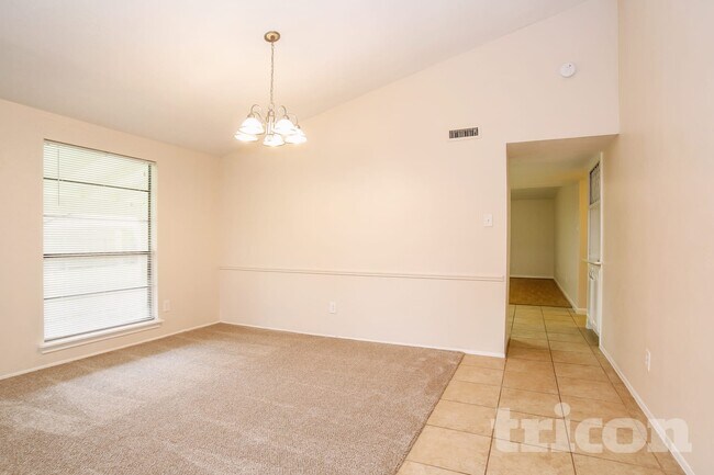 Foto del edificio - 5655 Hardwood Forest Dr