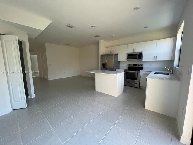 Foto del edificio - 913 NE 211th St