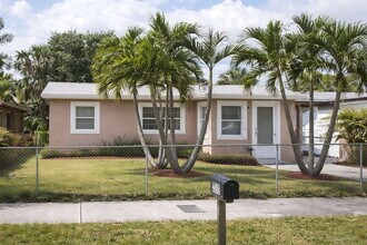 Building Photo - 2512 NW 9th Ct