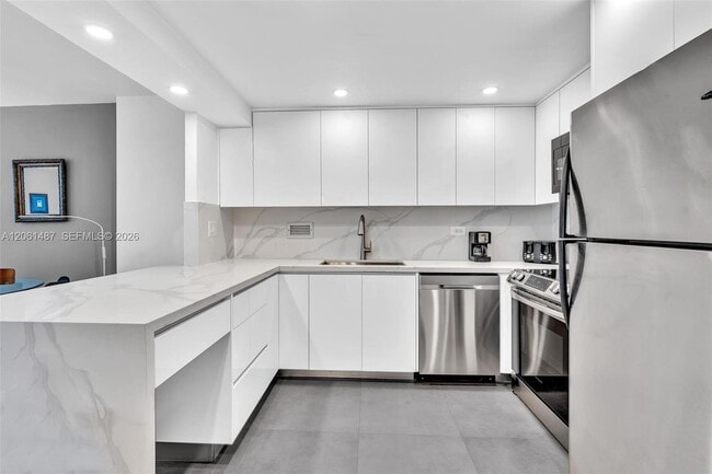 Building Photo - 2301 Collins Ave