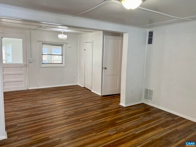 Building Photo - 520 Pine Ave