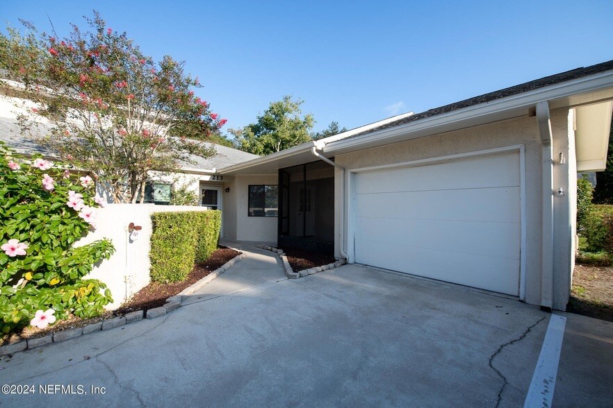 Primary Photo - 213 La Pasada Cir E