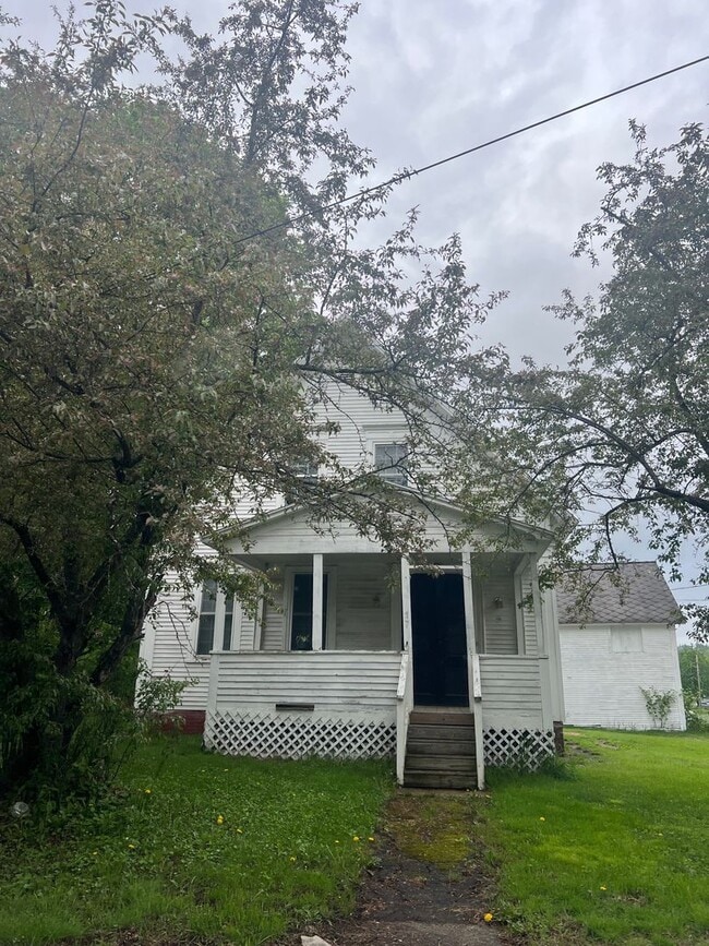 Building Photo - 17 Schmitt St