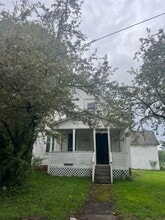 Building Photo - 17 Schmitt St