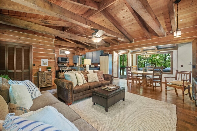 Foto del edificio - 8683 Larue Rd