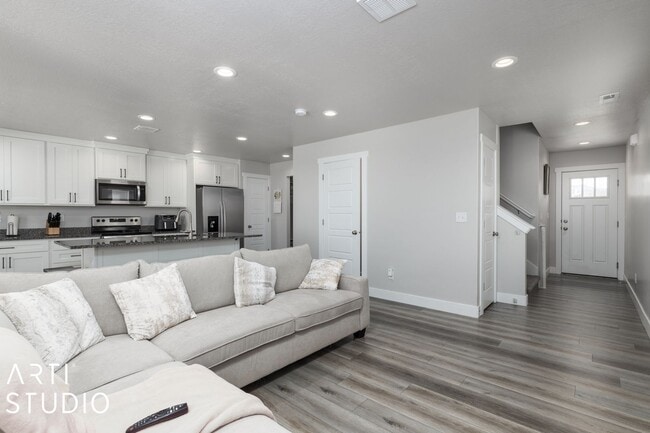 Building Photo - Wonderful Roy Townhome