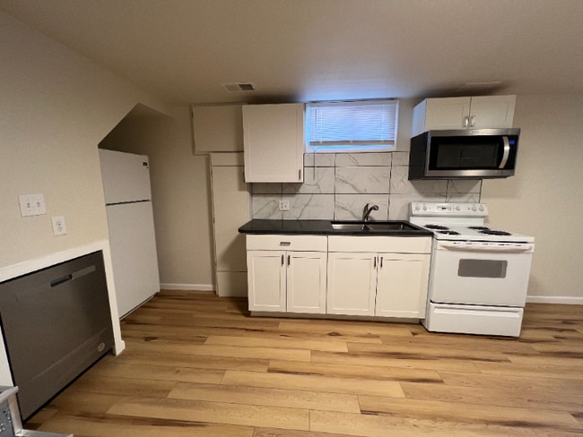 Building Photo - Spacious One Bedroom Ready Now!