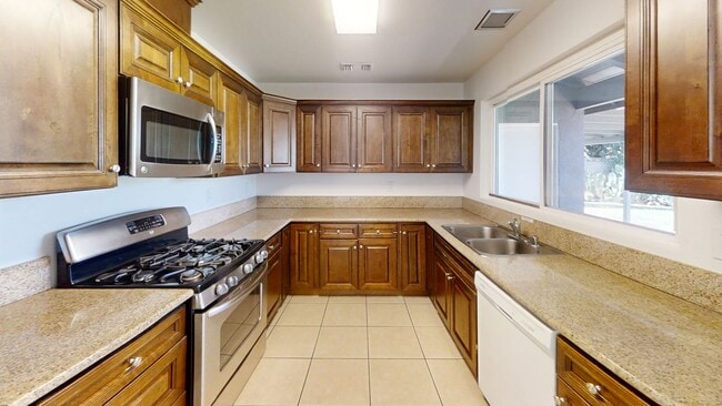 Building Photo - Spacious 4-Bedroom Home in the Heart of Or...