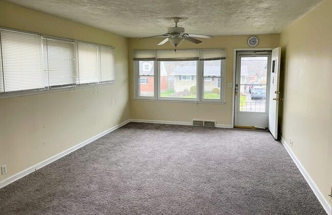 Living room - 3923 Mantell Ave
