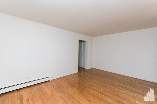 Building Photo - Spacious Studio in Rogers Park!