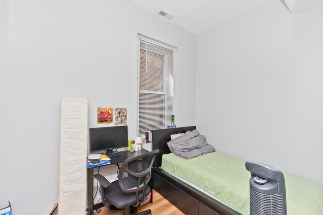 Building Photo - 1431 West Flourney-1F