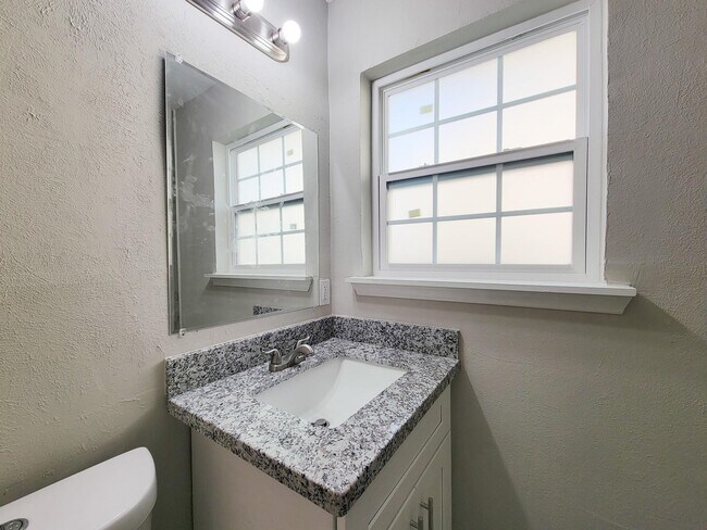 Foto del edificio - 4119 Holloway Dr