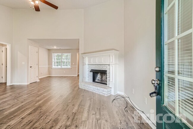 Foto del edificio - 330 Cowan Rd